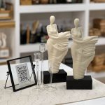 مجسمه دختری در باد