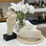 مجسمه دختری در باد - تصویر 3