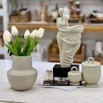 مجسمه دختری در باد - تصویر 2